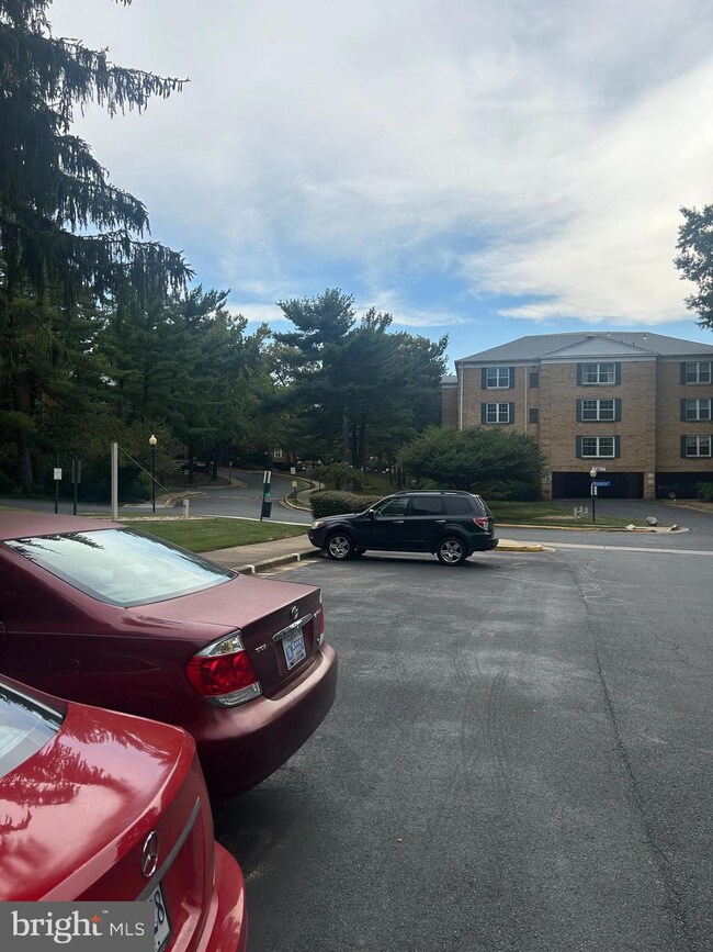 7721 Tremayne Place unit 304, McLean, VA 22102 - photo 2