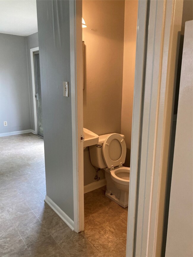 1307 College Dr, Alvin, TX 77511 - photo 5