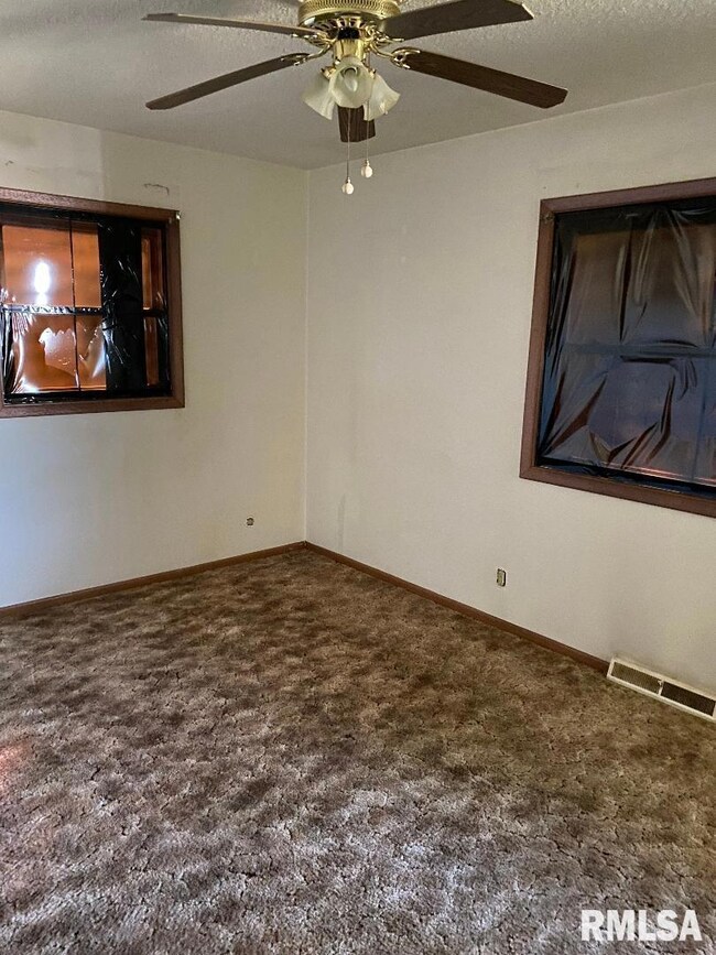 5012 Candlelight Dr, Davenport, IA 52806 - photo 6