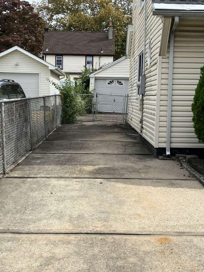 121 Campbell Ave, Williston Park, NY 11596 - photo 2