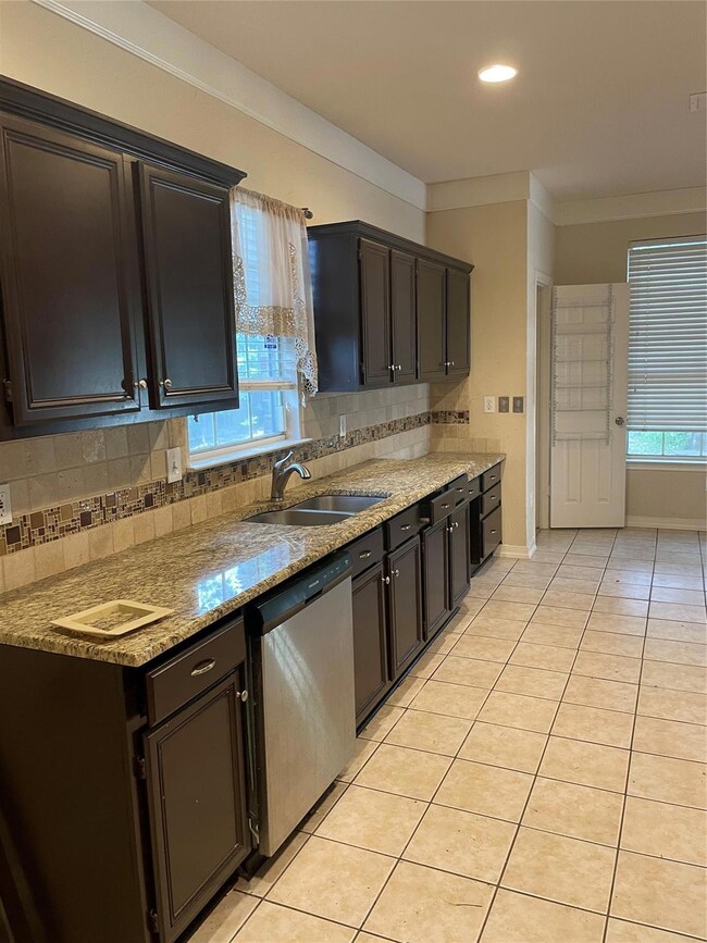 401 Parkview Ct, Hurst, TX 76053 - photo 7