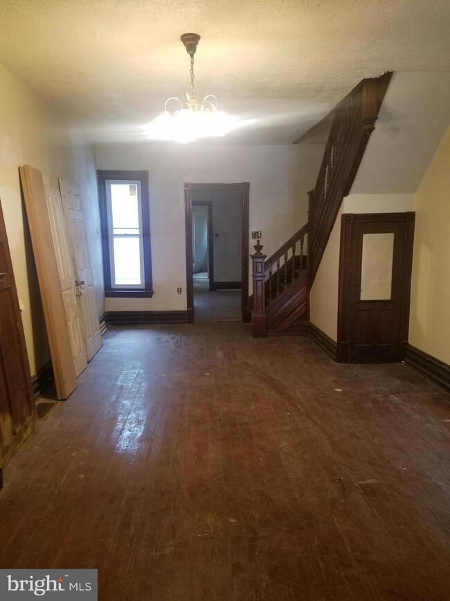 929 Pear St, Reading, PA 19601 - photo 3