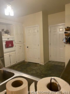 1021 E 13th St, Cushing, OK 74023 - photo 2