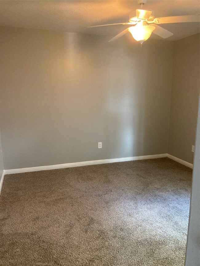 1316 W Dumble St, Alvin, TX 77511 - photo 5