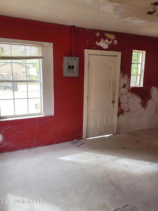 423 Idlewild St Photo 3