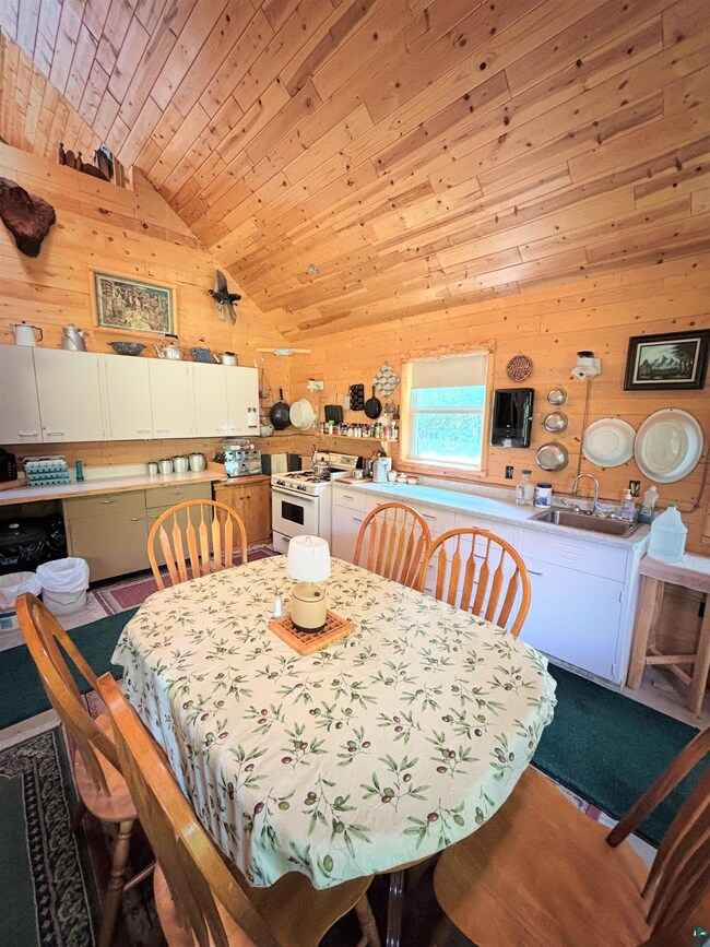 Dining area with wood ceiling, vaulted ceiling, si