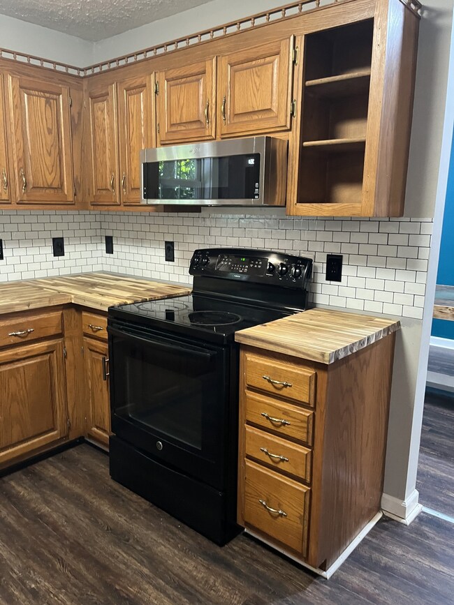 Fully equipped kitchen with nice backsplash Built in microwave