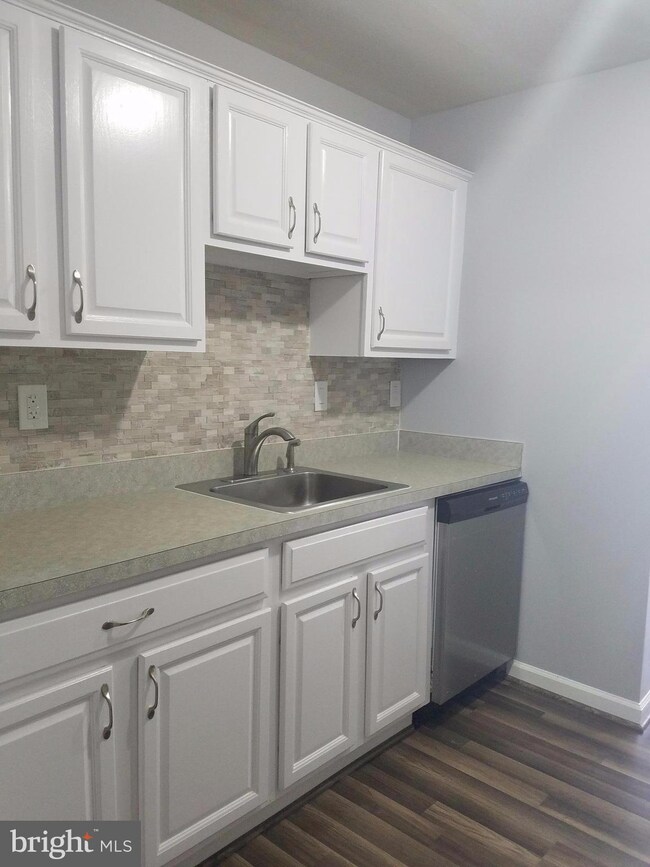 527 Peacock Dr, Hyattsville, MD 20785 - photo 5