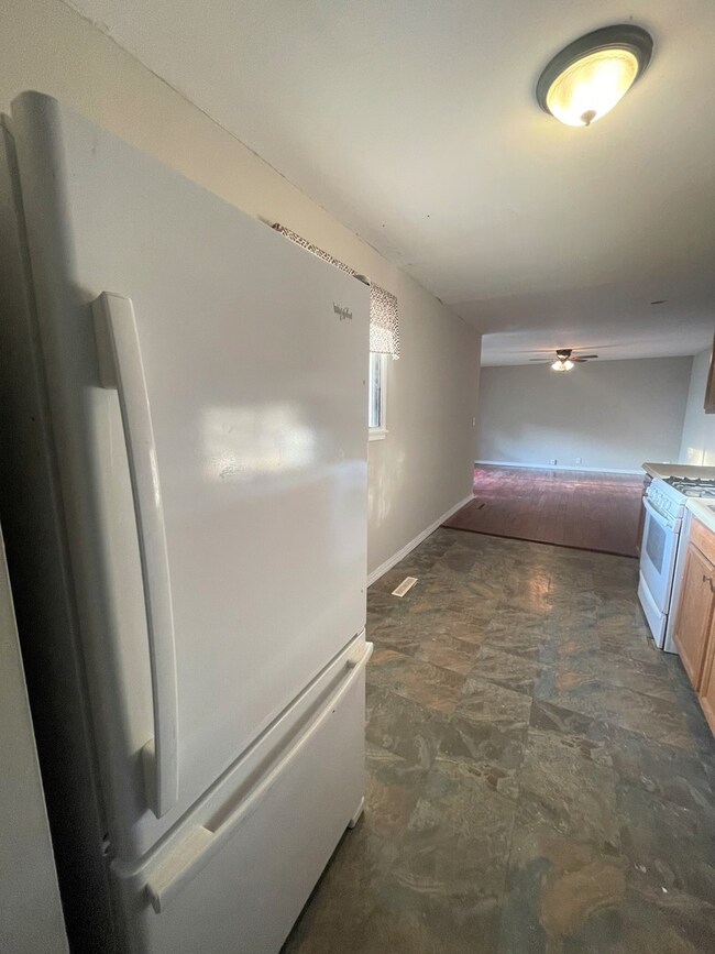 101 Sparrow Rd, Carpentersville, IL 60110 - photo 5