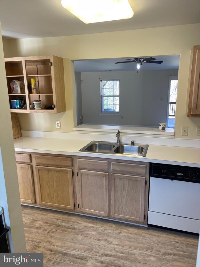 4146 Applegate Ct, Suitland, MD 20746 - photo 4