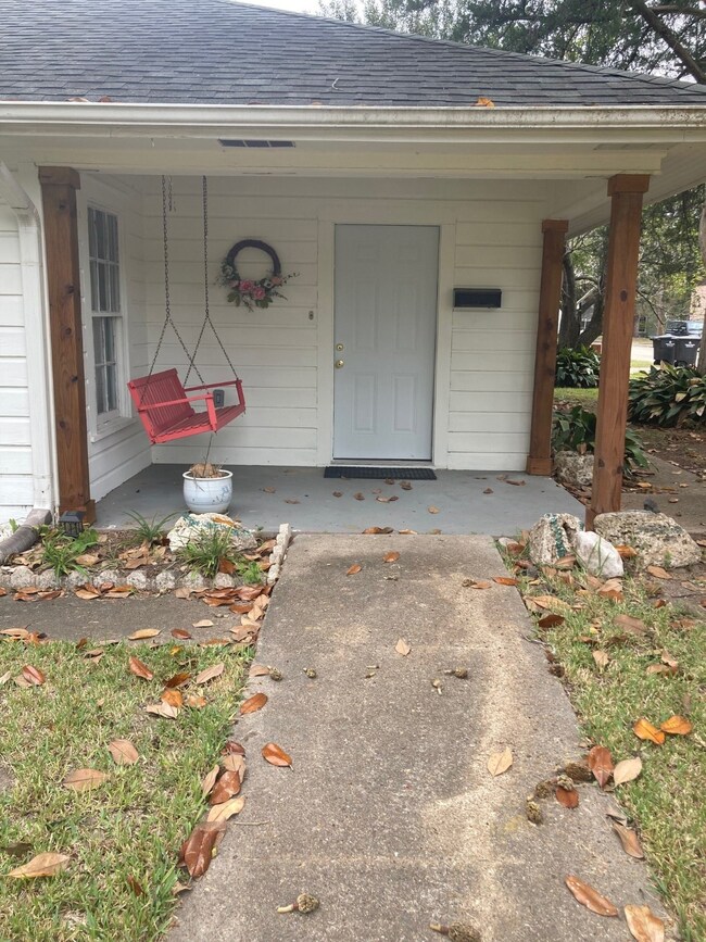 416 W Blum St, Alvin, TX 77511 - photo 2