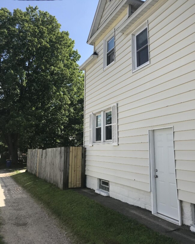 544 Curtis NE