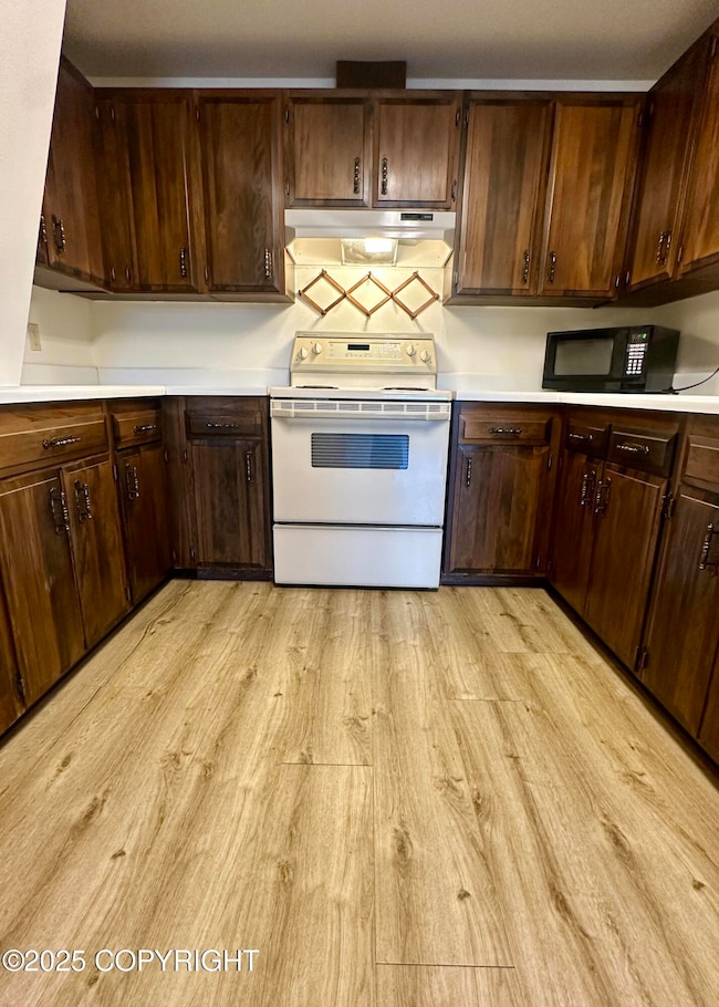 KitchenOvenTallClose