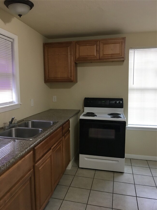 6402 W Montgomery Rd unit B, Houston, TX 77091 - photo 2