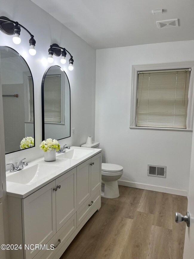 809WilkinsHallbathroom