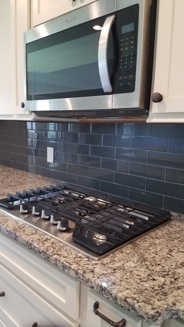 Gas cooktop, too.  Beautiful glass backsplash.