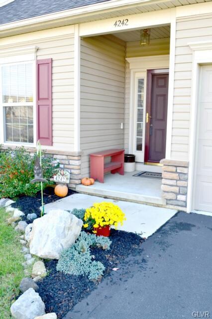 4242 Belmont Cir, Whitehall, PA 18052 - photo 3