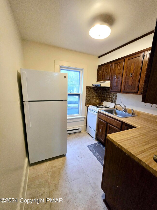 557 Thomas St, Stroudsburg, PA 18360 - photo 5