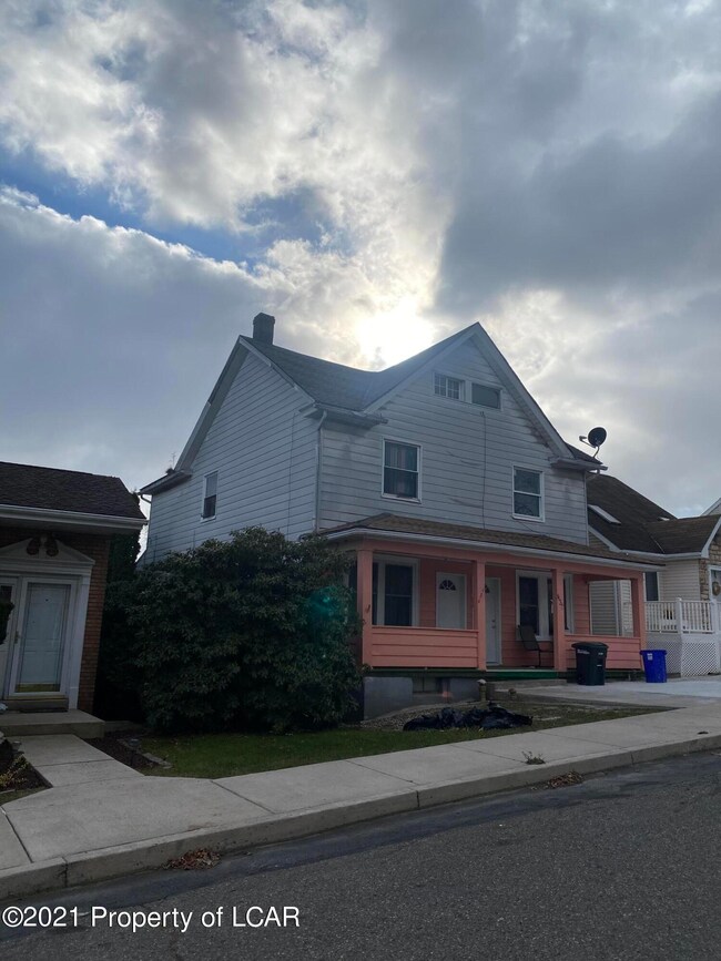 432 Samuels Ave, Hazleton, PA 18201 - photo 3