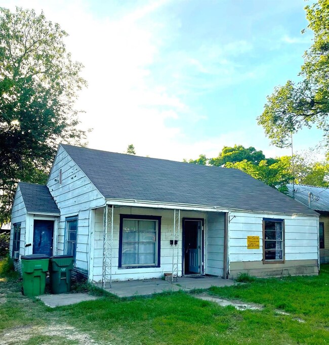 719 N Clements St, Gainesville, TX 76240 - photo 3