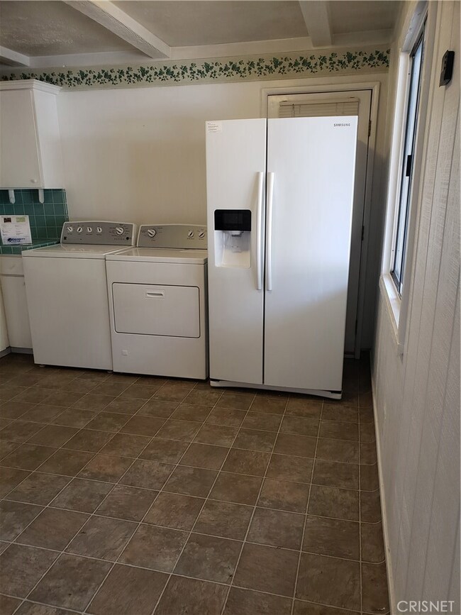 Refrigerator, washer & dryer included