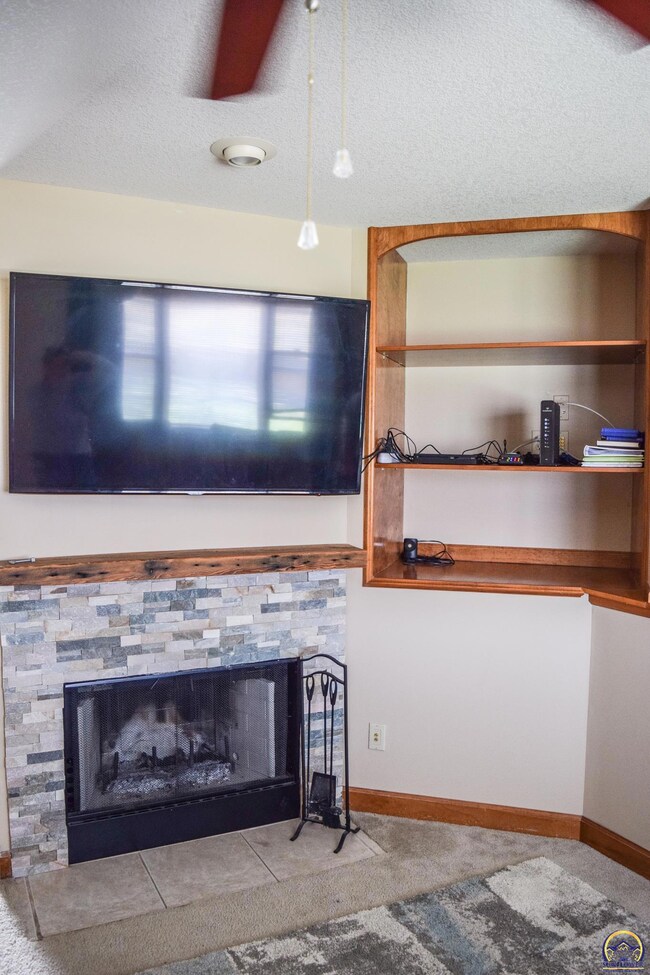 4427 SW Colly Creek Dr, Topeka, KS 66610 - photo 5