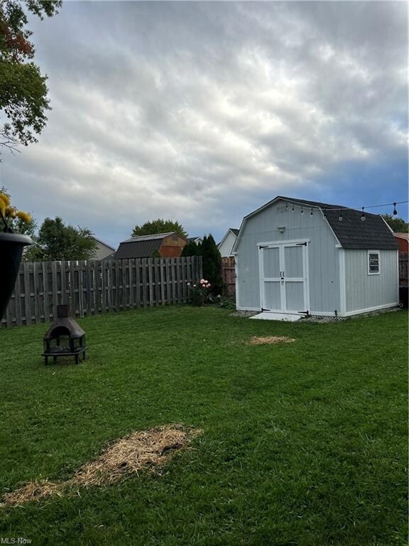 View of yard with a storage shed