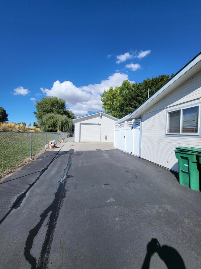 3821 Sturdivant Ave, Klamath Falls, OR 97603 - photo 3