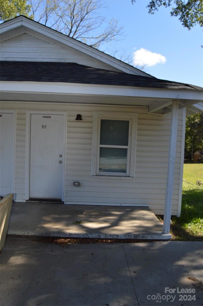 517 S Elm St, Statesville, NC 28677 - photo 2
