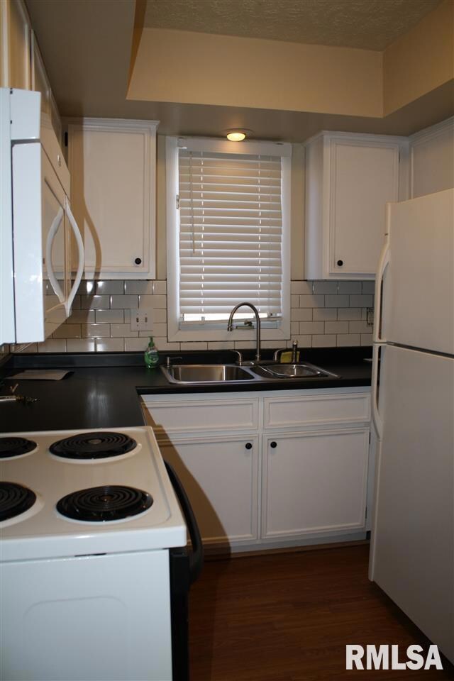 2530 E 50th St, Davenport, IA 52807 - photo 2