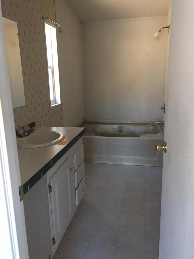 1202 Homedale Rd, Klamath Falls, OR 97603 - photo 6