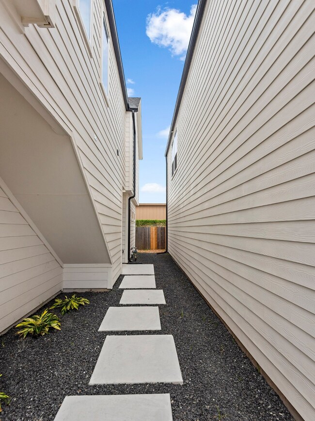 308 Cyclamen St, Houston, TX 77018 - photo 3