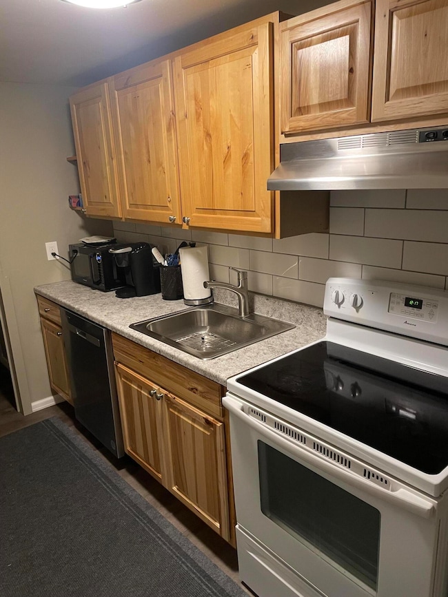 414 Farewell St, Lewistown, MT 59457 - photo 4