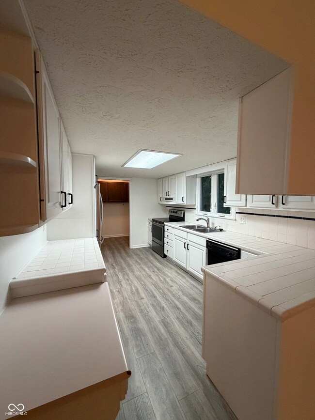 8121 Tanager Ct, Indianapolis, IN 46256 - photo 3