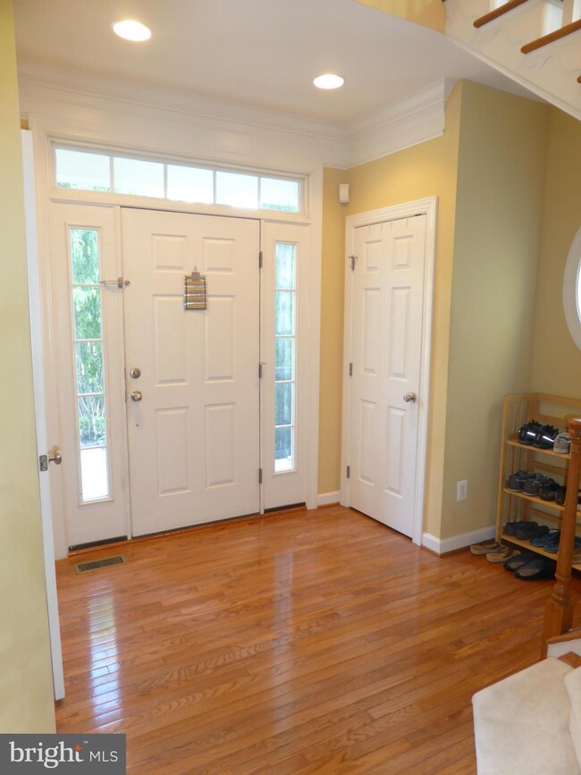 7660 Henry Knox Dr, Lorton, VA 22079 - photo 2