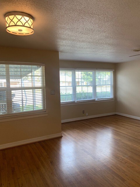 4710 Ella Blvd, Houston, TX 77018 - photo 2