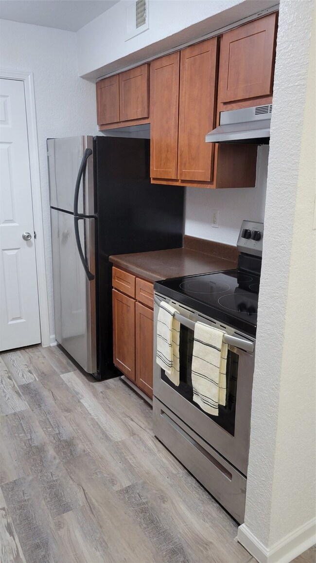 Kitchen: Refrigerator and Electric range