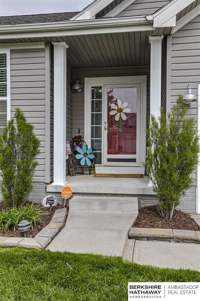 2303 Quartz Dr, Papillion, NE 68046 - photo 2