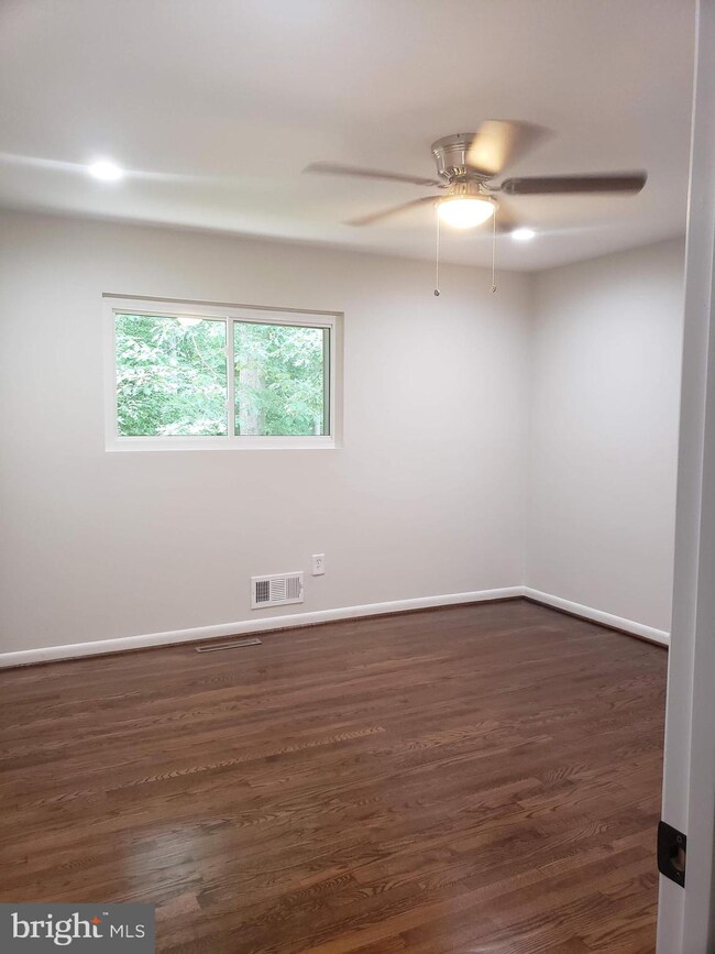 18324 Candice Dr, Triangle, VA 22172 - photo 5