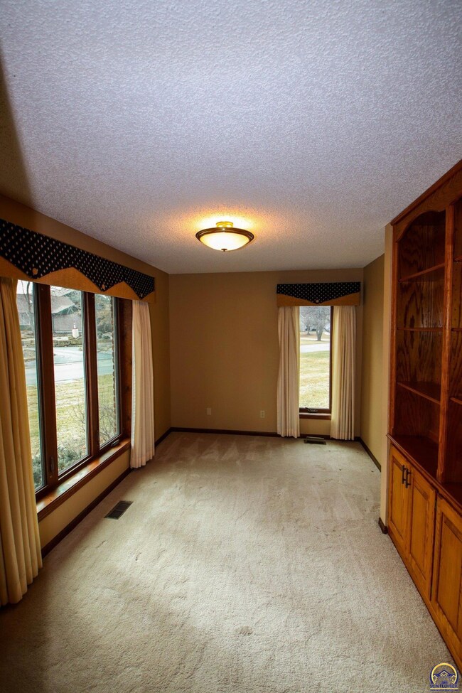 7522 SW Robinhood Ct, Topeka, KS 66614 - photo 5