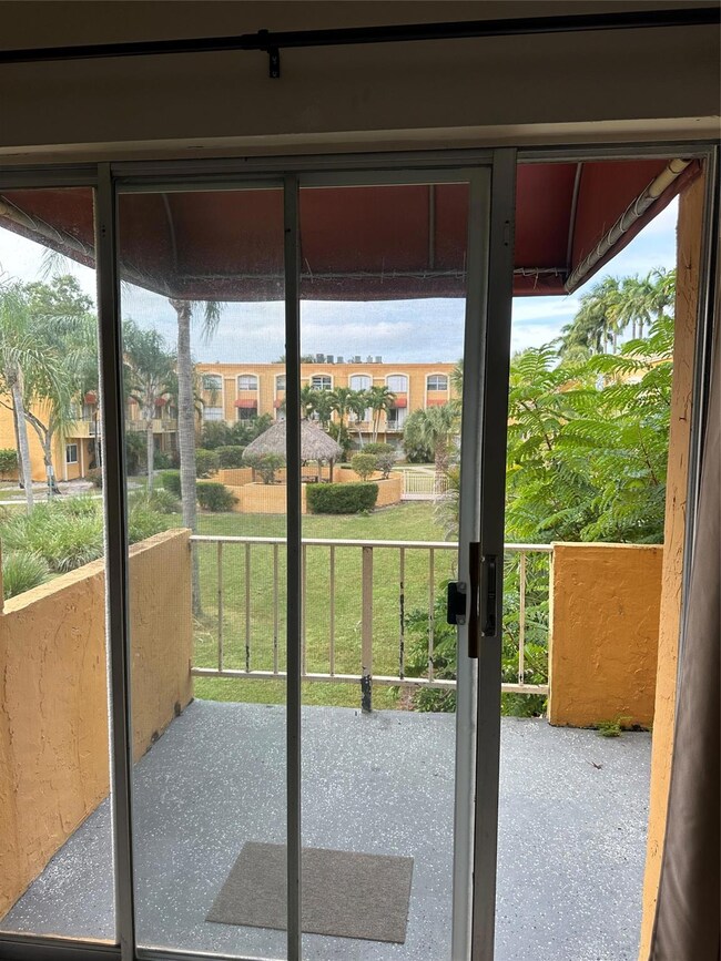 17911 NW 68 Ave unit M209, Hialeah Gardens, FL 33015 - photo 4