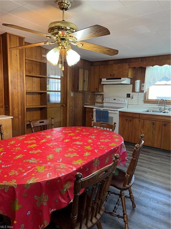 Eat-in Kitchen with all kitchen appliances and din