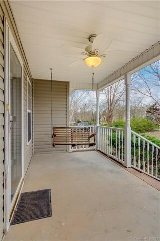 Beautiful front porch!