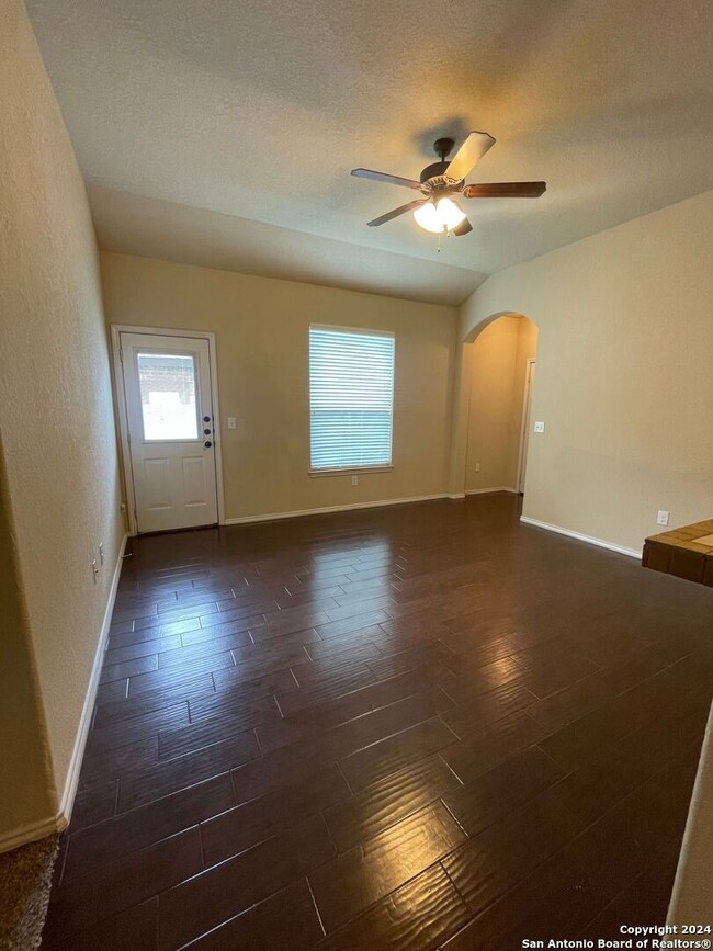 713 Creekside Cir, New Braunfels, TX 78130 - photo 6