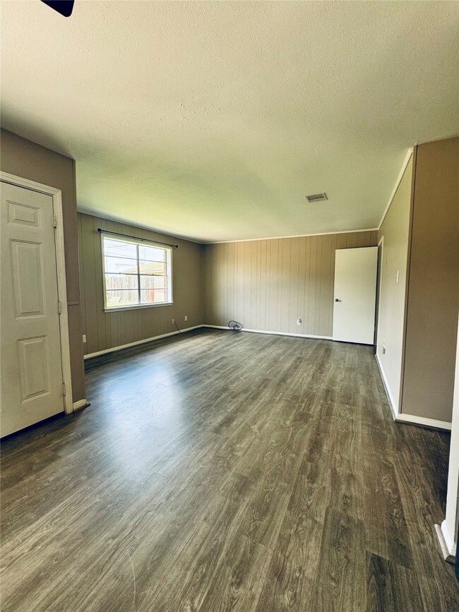 5710 Hoover St, Houston, TX 77092 - photo 4