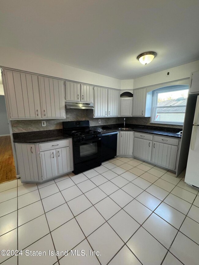 15 Spratt Ave unit 1, Staten Island, NY 10306 - photo 2