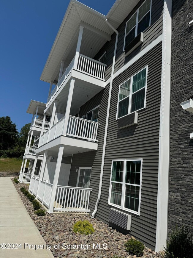 103 Circle Dr, Taylor, PA 18517 - photo 2