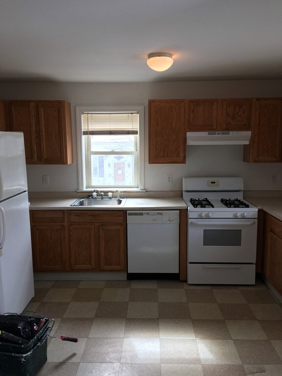 189 Lawrence St unit 2, Fall River, MA 02721 - photo 3
