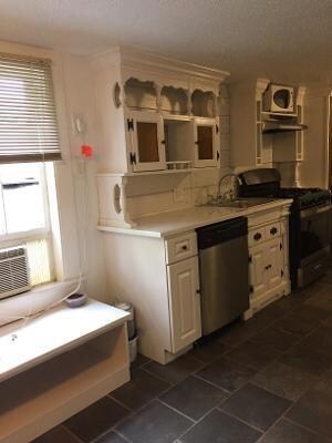 Refreshing Kitchen w/ pantry