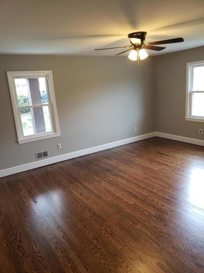 2104 Edgehill Cir, Johnson City, TN 37601 - photo 4